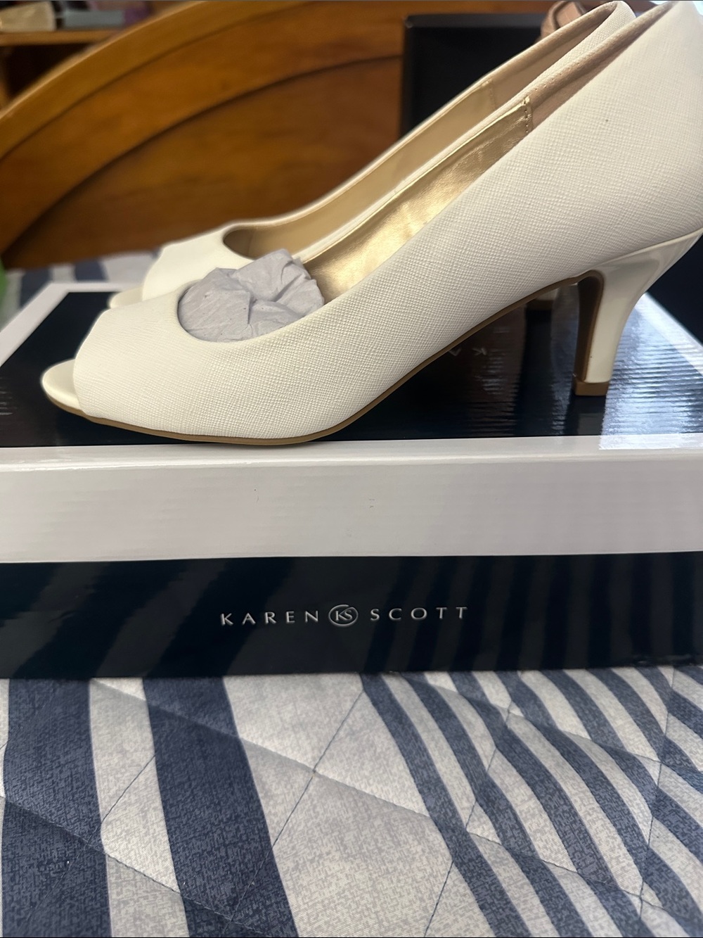 Karen Scott Ivory Peep-Toe Mid Heel Pumps
